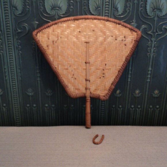 vintage wicker fan wall decor - Picture 2 of 3